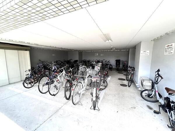 （駐輪場）