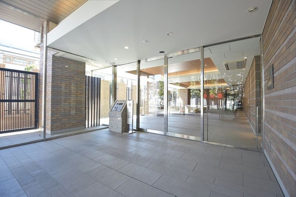 【リーフィアレジデンス世田谷桜丘】エントランス