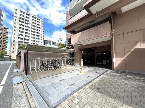 (駐輪場・駐車場入口) (駐輪場・駐車場入口)