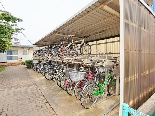 【メゾンドール検見川】自転車置場