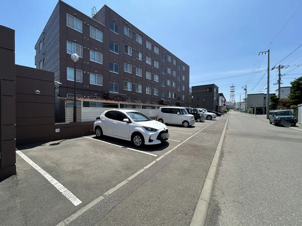 【メゾンドルチェ21番館】駐車場