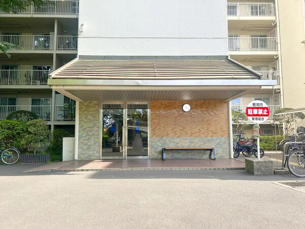 【つつじヶ丘ハイム(A棟からE棟)】エントランス つつじヶ丘ハイム A棟 【つつじヶ丘ハイム(A棟からE棟)】エントランス つつじヶ丘ハイム A棟
