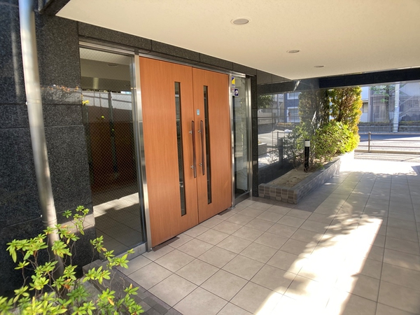 【グランドパレス上杉】エントランスアプローチ