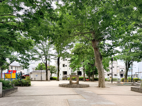 高円寺中央公園まで約220m(徒歩3分)