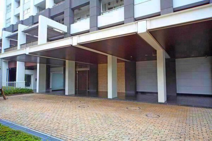 車寄せも併設した東側ポータルエントランスには大型キャノピーが堂々と張り出す。		