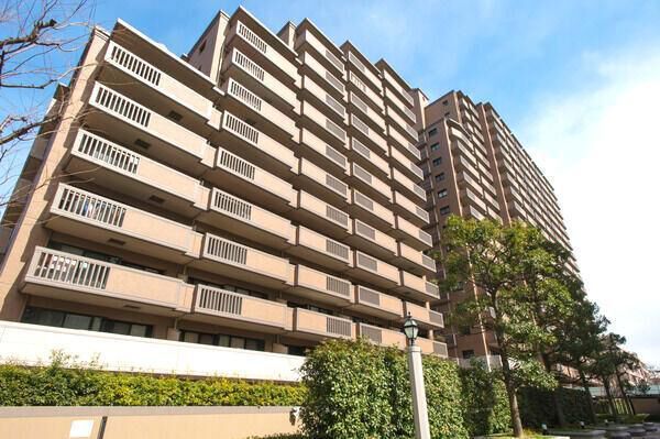 【パークシティ横濱】室内採光の良さにつながるバルコニーは、各住戸ワイドスパンで設計。
