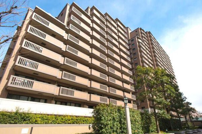 【パークシティ横濱】室内採光の良さにつながるバルコニーは、各住戸ワイドスパンで設計。