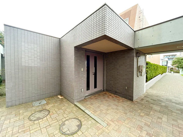 【サウスガーデン山鼻】共用部分（屋内駐輪場入口）