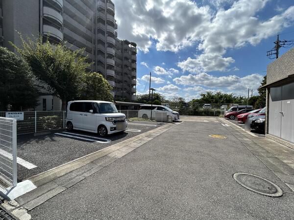 【大宮西パーク・ホームズ】駐車場