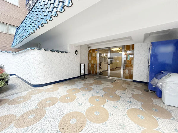 【秀和第2築地レジデンス】エントランスアプローチ1