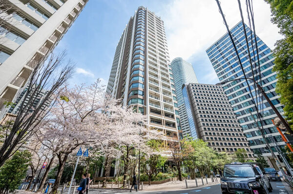 【パークコート六本木ヒルトップ】都心に息づく緑を大切に。時がたっても色あせない輝きを放ちます。