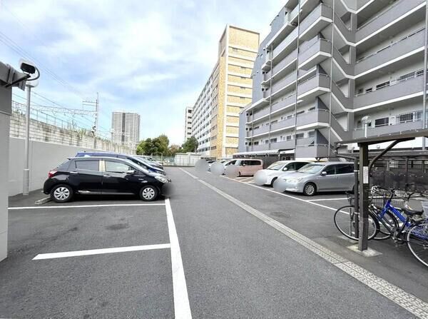 【ジュネシオン平井】共用部分（駐車場）