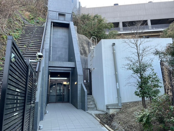 【クオス横浜六浦ヒルトップレジデンスブライトガーデン】エントランス