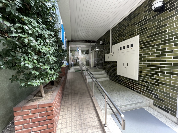 【ニューハイム板橋】エントランスアプローチ 【ニューハイム板橋】エントランスアプローチ