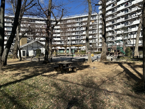 道向かいにある「どんぐり公園」まで約40ｍ