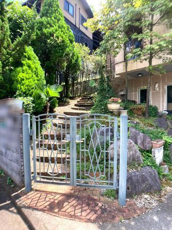 所沢市松が丘1丁目 戸建(林間地区) 玄関までのアプローチ 所沢市松が丘1丁目 戸建(林間地区) 玄関までのアプローチ