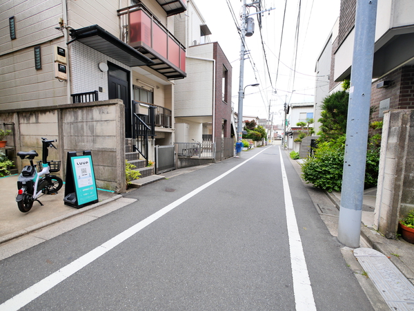 幅員約４ｍの公道に面します