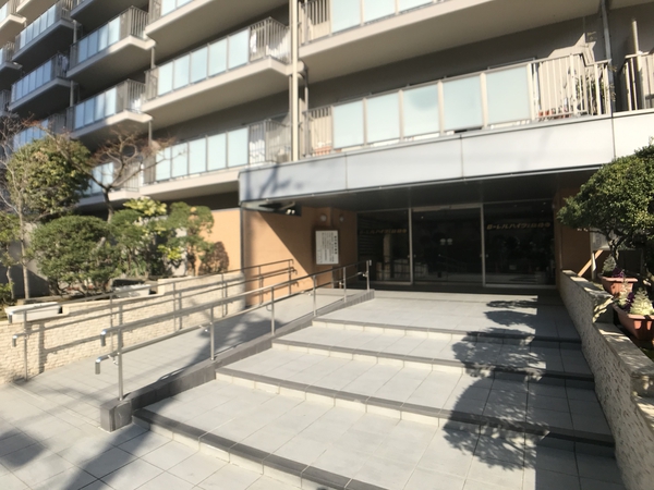 ローレルハイツ茨木総持寺 第1号棟 エントランスアプローチ ローレルハイツ茨木総持寺 第1号棟 エントランスアプローチ