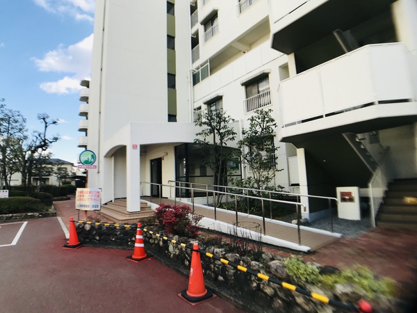 東奈良高層住宅 B棟 エントランス前 東奈良高層住宅 B棟 エントランス前