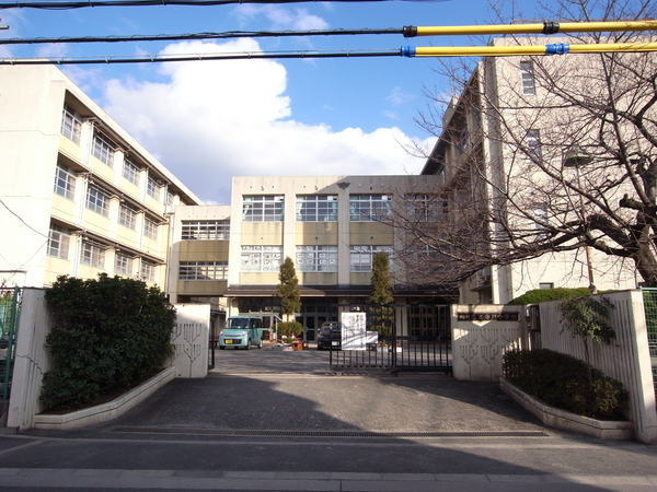 向日市寺戸町瓜生 寺戸中学校(約730m) 向日市寺戸町瓜生 寺戸中学校(約730m)