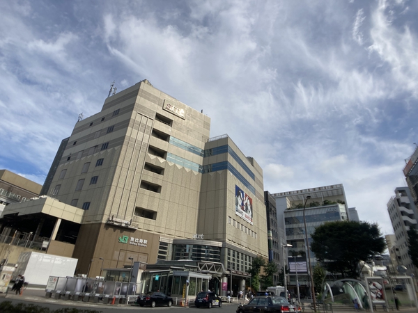 飲食店が多数ある駅前です。