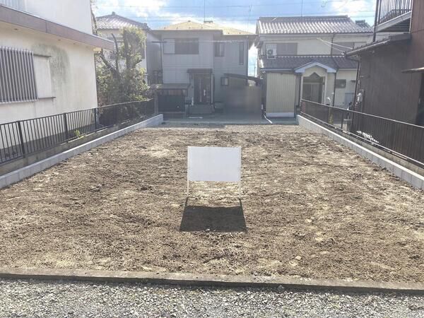 間口約8.1M、南面道路！建築条件付土地ではありません、外周ブロック設置済