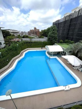 ベルシャトー南山 敷地内プール ベルシャトー南山 敷地内プール